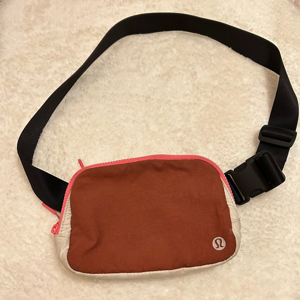 Lululemon Everywhere Belt Bag